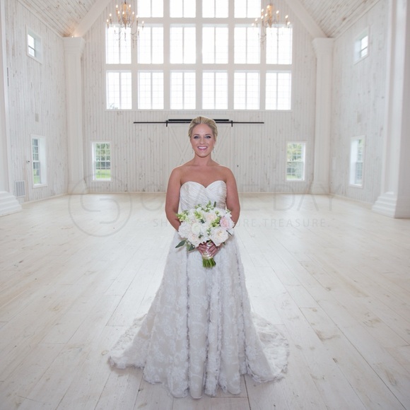 Preserved ivory wedding dress with beaded belt & vail - Picture 4 of 15